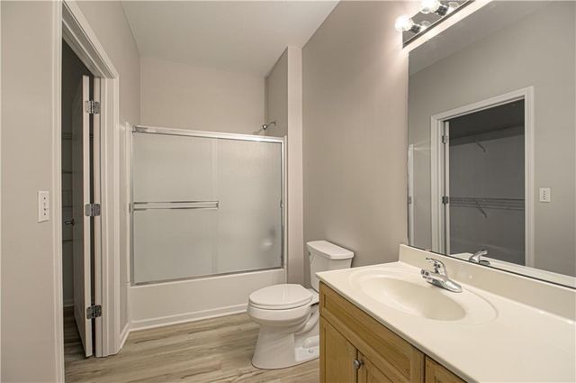 11721 S ROUNDTREE Street 200, Olathe, KS 66061