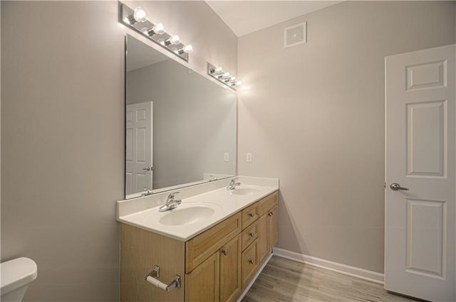 11721 S ROUNDTREE Street 200, Olathe, KS 66061