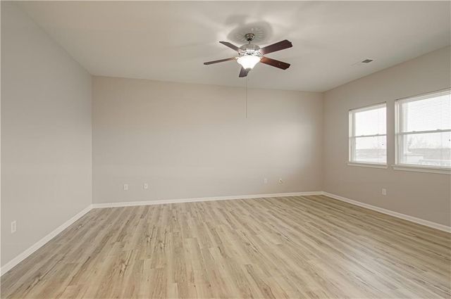 11721 S ROUNDTREE Street 200, Olathe, KS 66061