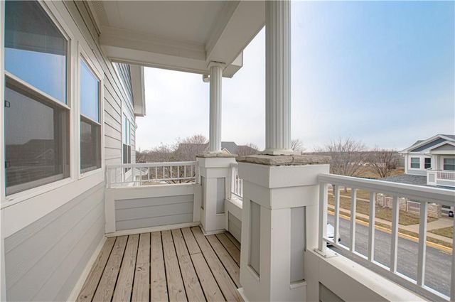 11721 S ROUNDTREE Street 200, Olathe, KS 66061