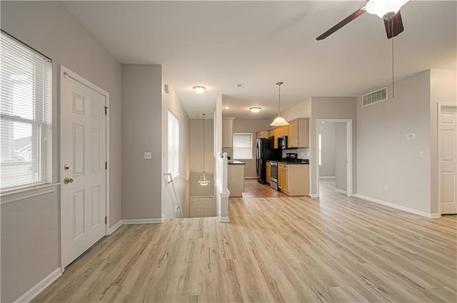 11721 S ROUNDTREE Street 200, Olathe, KS 66061