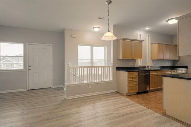 11721 S ROUNDTREE Street 200, Olathe, KS 66061