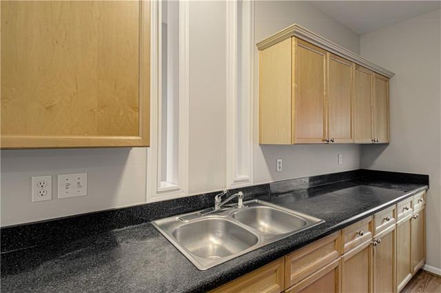 11721 S ROUNDTREE Street 200, Olathe, KS 66061