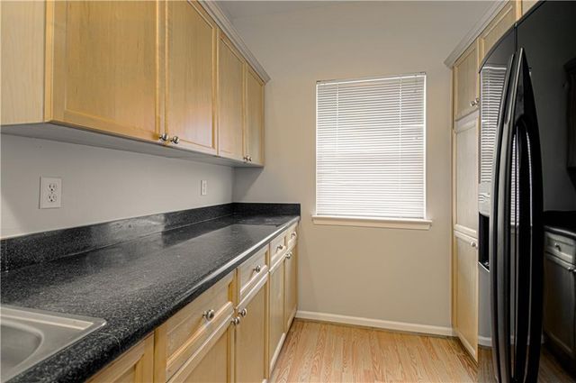 11721 S ROUNDTREE Street 200, Olathe, KS 66061