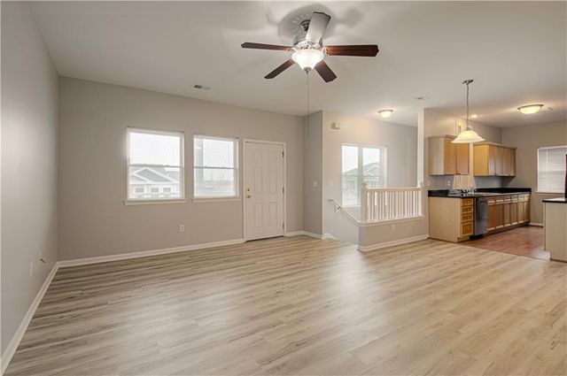 11721 S ROUNDTREE Street 200, Olathe, KS 66061