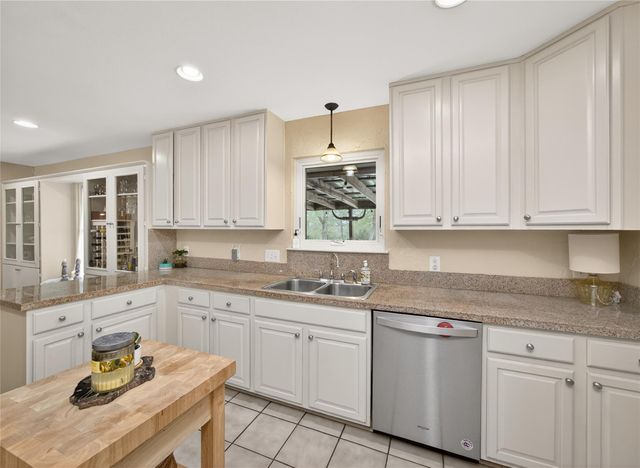 718 Post Oak DR, Dripping Springs, TX 78620