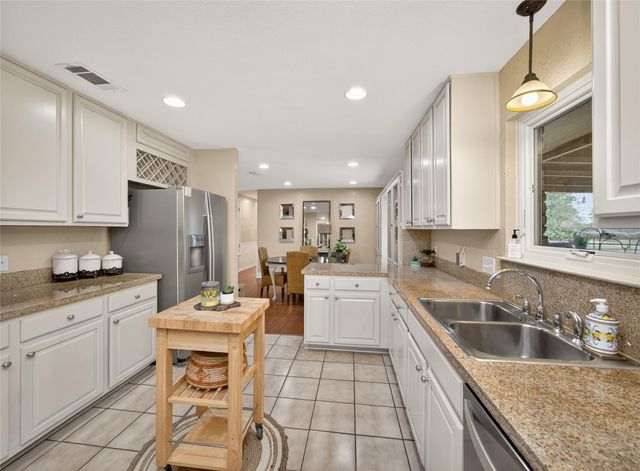 718 Post Oak DR, Dripping Springs, TX 78620