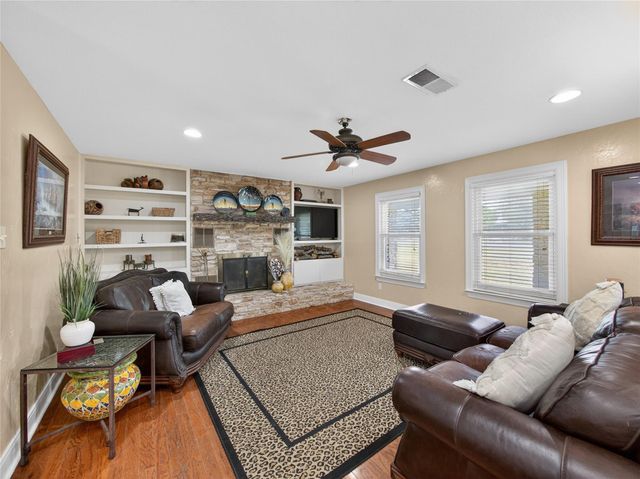 718 Post Oak DR, Dripping Springs, TX 78620