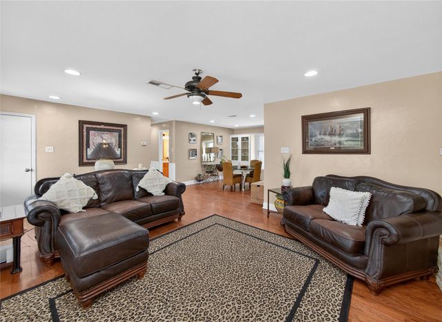 718 Post Oak DR, Dripping Springs, TX 78620