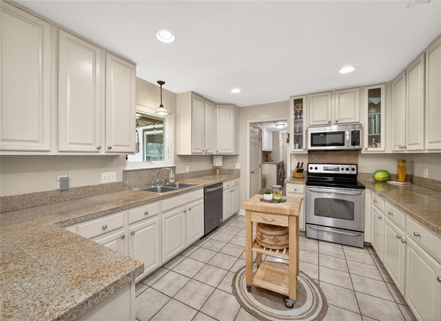 718 Post Oak DR, Dripping Springs, TX 78620