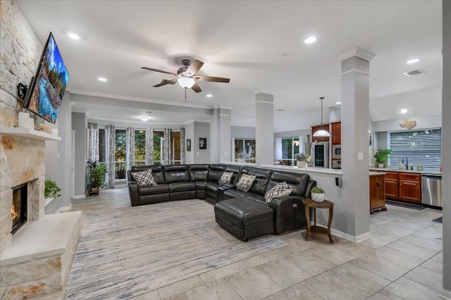 300 Wesley Ridge DR, Spicewood, TX 78669