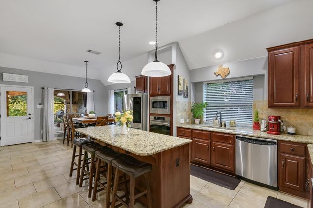 300 Wesley Ridge DR, Spicewood, TX 78669