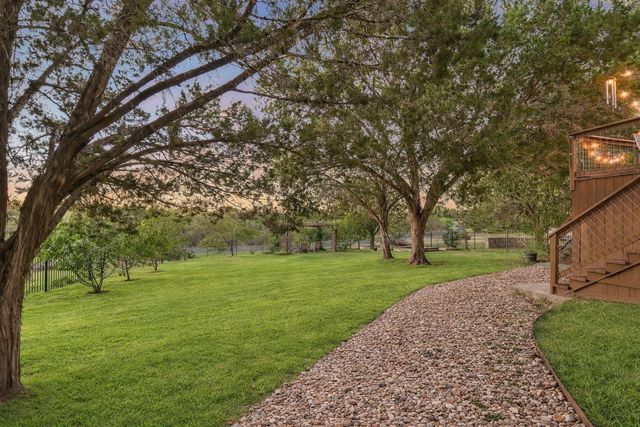 300 Wesley Ridge DR, Spicewood, TX 78669