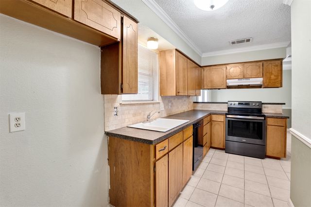 7044 Crosstimbers Lane, North Richland Hills, TX 76182
