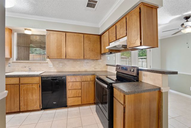 7044 Crosstimbers Lane, North Richland Hills, TX 76182