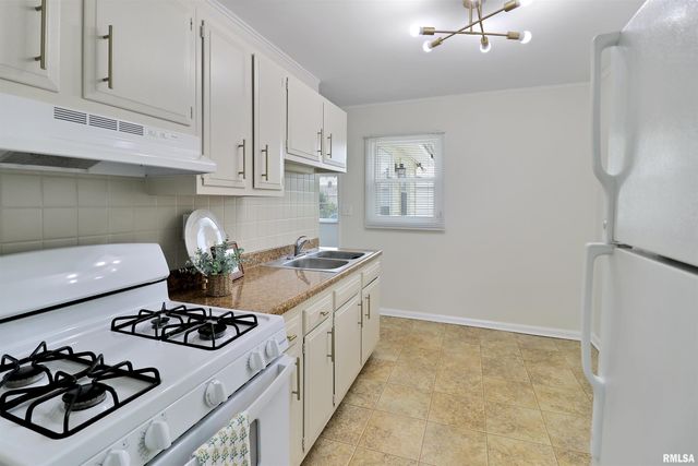 725 W PURTSCHER Drive, Peoria, IL 61614