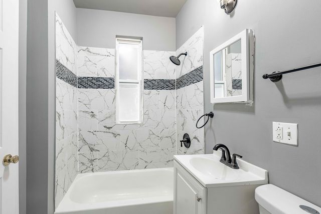 8428 S Escanaba Avenue, Chicago, IL 60617