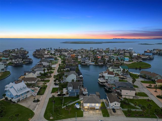 1407 Tiki Drive, Tiki Island, TX 77554