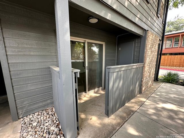 2718 Old Field Dr Apt 804, San Antonio, TX 78247