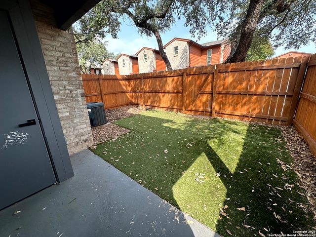 2718 Old Field Dr Apt 804, San Antonio, TX 78247