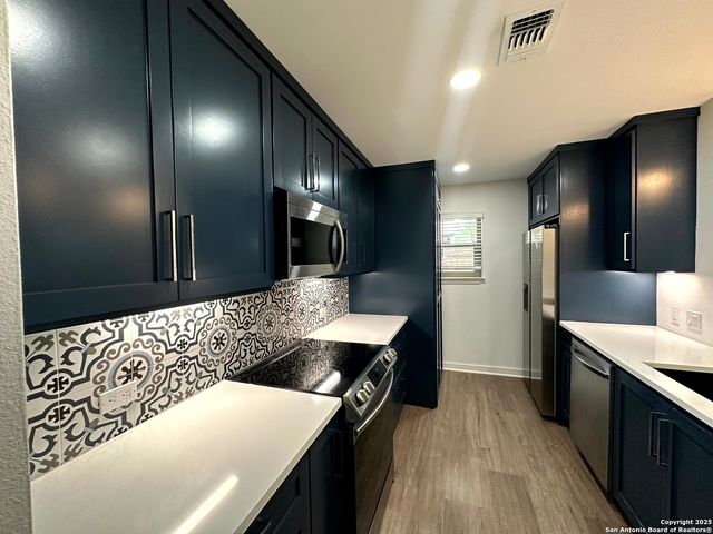 2718 Old Field Dr Apt 804, San Antonio, TX 78247