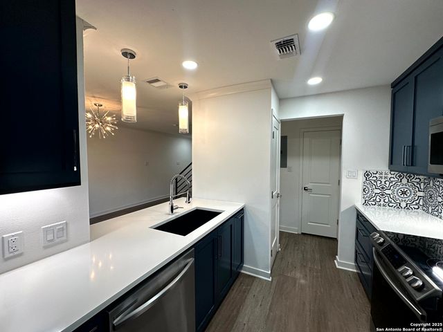 2718 Old Field Dr Apt 804, San Antonio, TX 78247