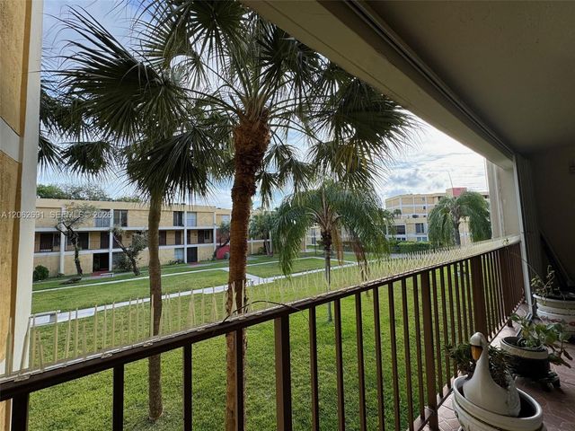 9240 Fontainebleau Blvd 204, Miami, FL 33172