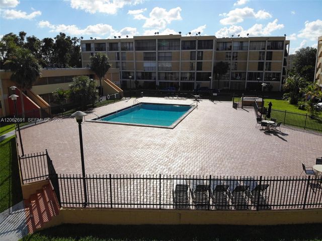 9240 Fontainebleau Blvd 204, Miami, FL 33172