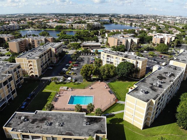 9240 Fontainebleau Blvd 204, Miami, FL 33172