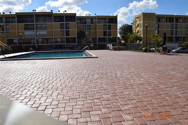 9240 Fontainebleau Blvd 204, Miami, FL 33172