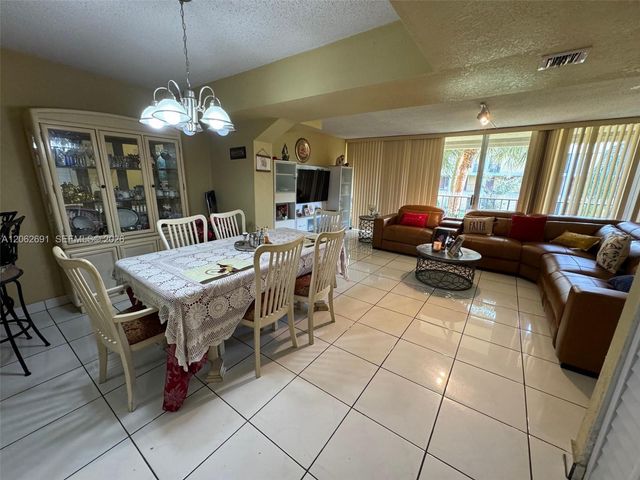 9240 Fontainebleau Blvd 204, Miami, FL 33172