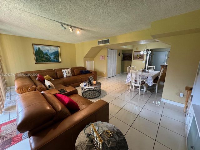 9240 Fontainebleau Blvd 204, Miami, FL 33172