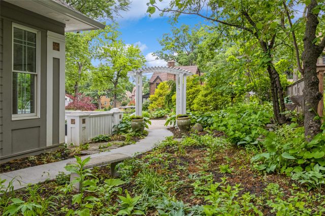 5740 Walnut Hill Avenue, Des Moines, IA 50312