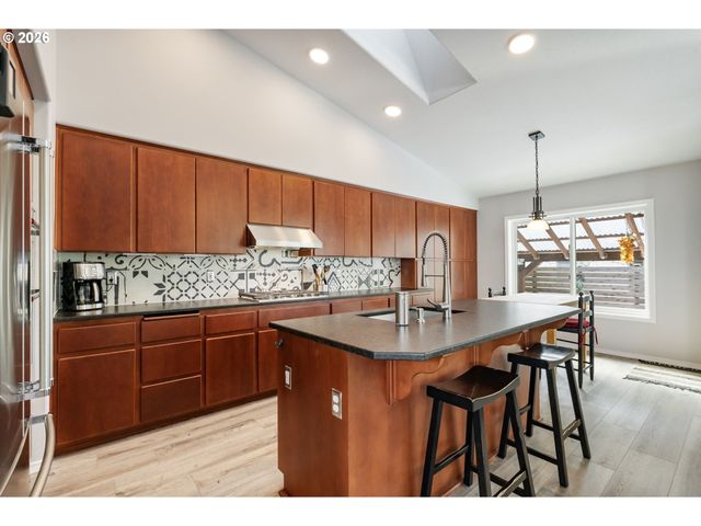 15700 Nw TRAKEHNER Way, Portland, OR 97229