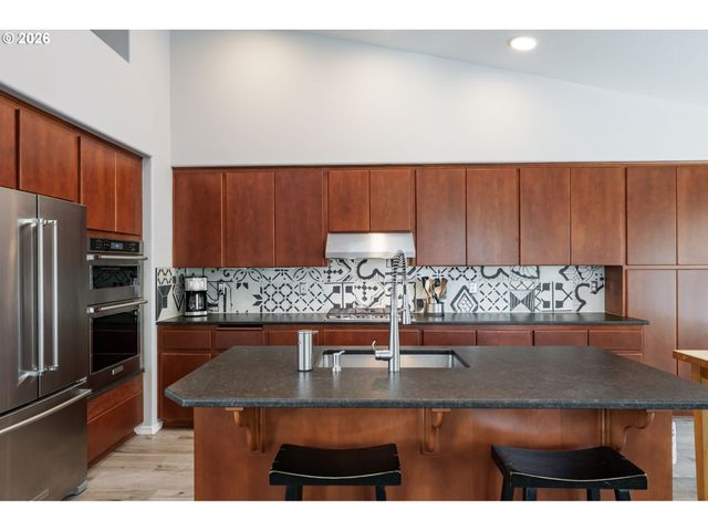 15700 Nw TRAKEHNER Way, Portland, OR 97229