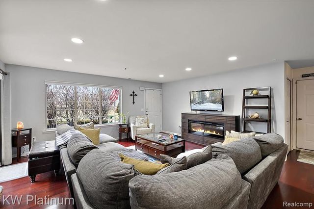 45519 Hidden View Court, Utica, MI 48315