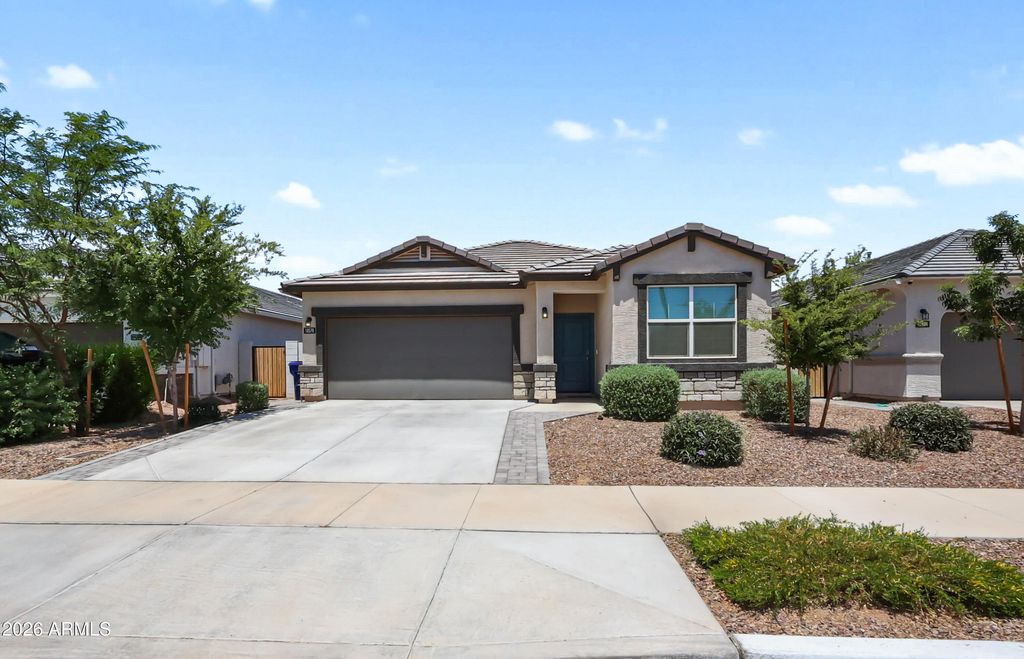 Image 1 of property listing at 18570 W DESERT HOLLOW Drive, Wittmann, AZ 85361
