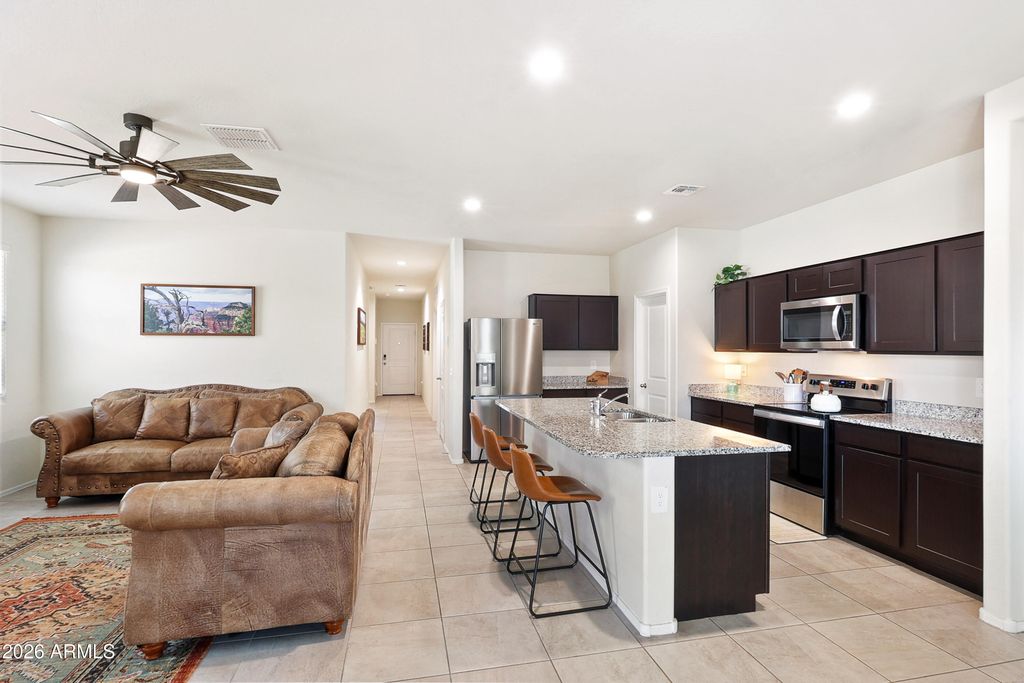 Image 10 of property listing at 18570 W DESERT HOLLOW Drive, Wittmann, AZ 85361