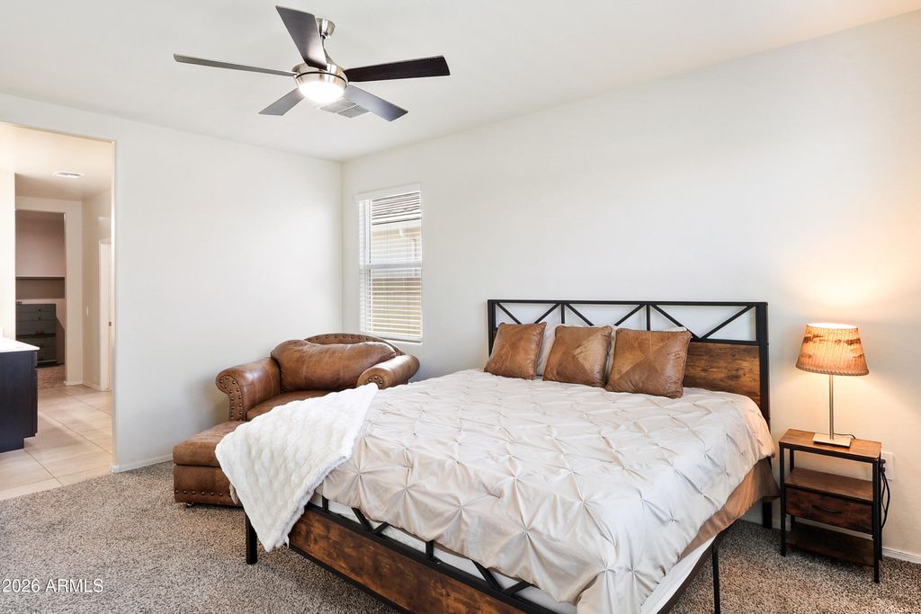 Image 11 of property listing at 18570 W DESERT HOLLOW Drive, Wittmann, AZ 85361