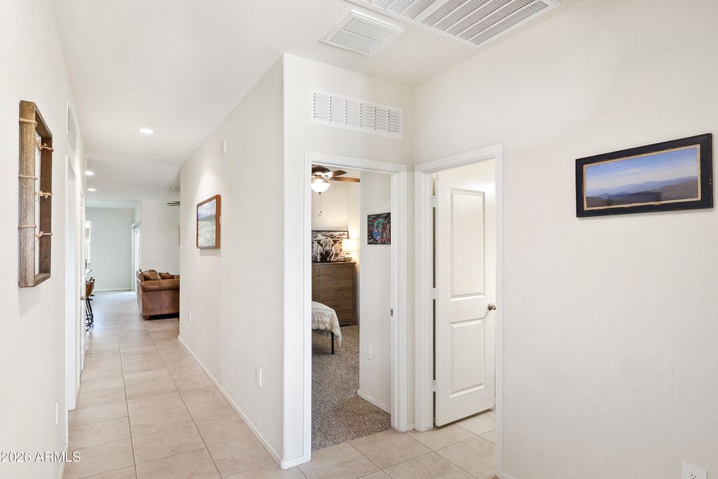 Image 17 of property listing at 18570 W DESERT HOLLOW Drive, Wittmann, AZ 85361