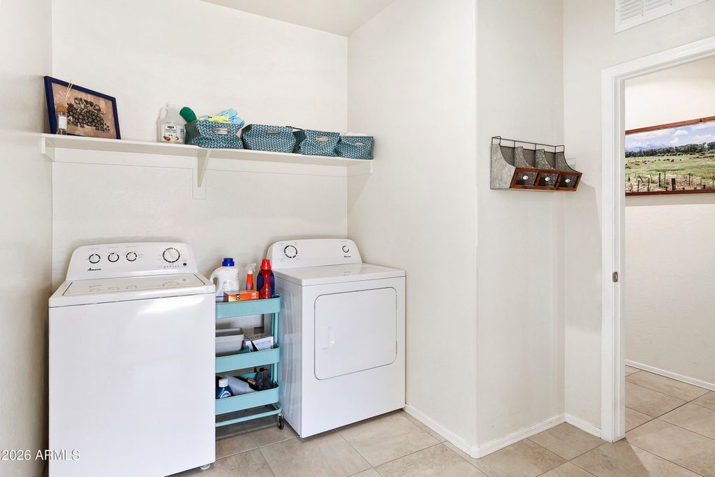 Image 18 of property listing at 18570 W DESERT HOLLOW Drive, Wittmann, AZ 85361