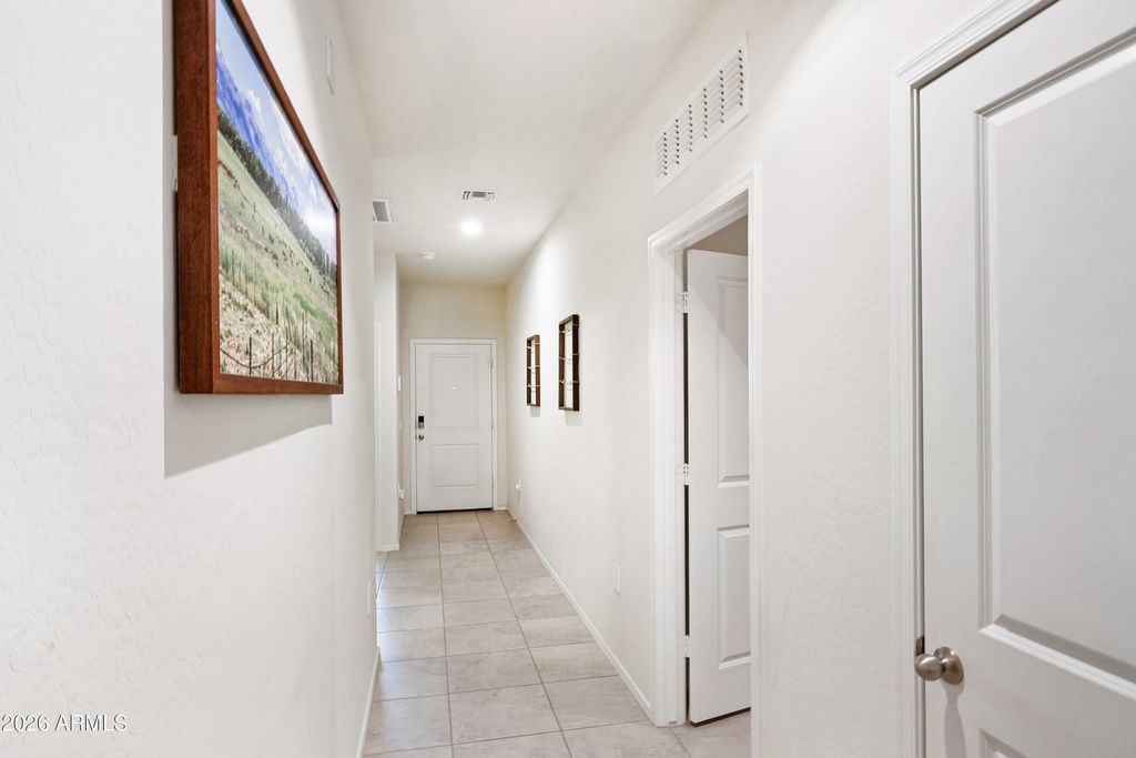 Image 19 of property listing at 18570 W DESERT HOLLOW Drive, Wittmann, AZ 85361