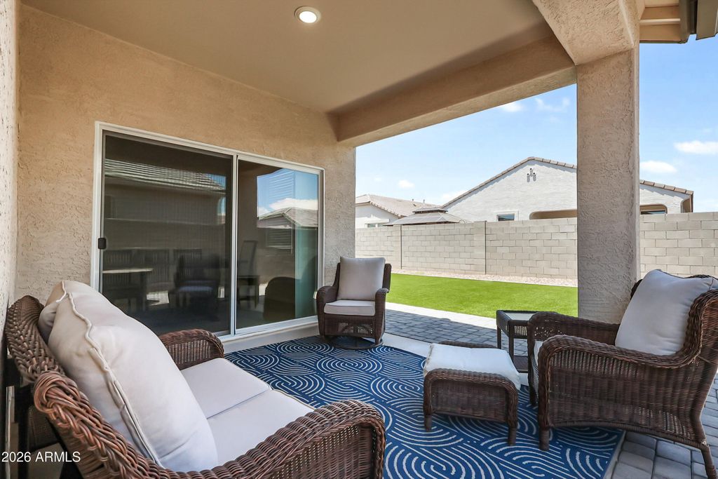 Image 2 of property listing at 18570 W DESERT HOLLOW Drive, Wittmann, AZ 85361