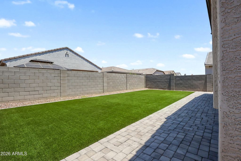 Image 20 of property listing at 18570 W DESERT HOLLOW Drive, Wittmann, AZ 85361