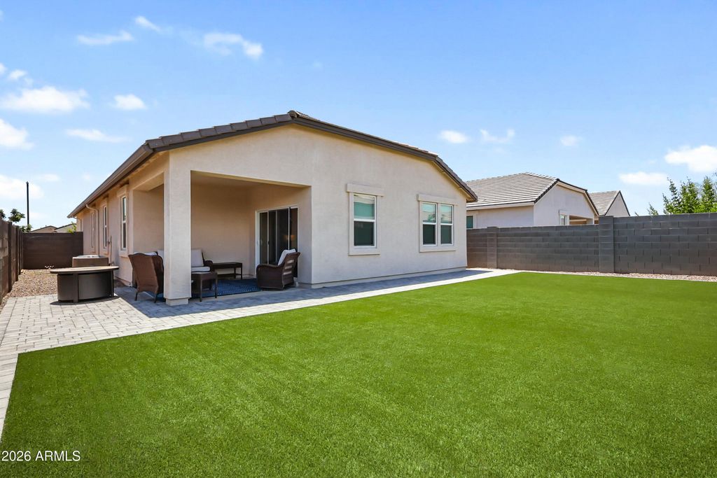 Image 21 of property listing at 18570 W DESERT HOLLOW Drive, Wittmann, AZ 85361