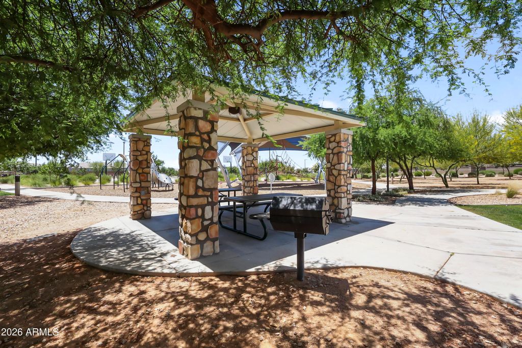 Image 23 of property listing at 18570 W DESERT HOLLOW Drive, Wittmann, AZ 85361