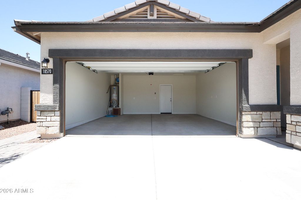 Image 24 of property listing at 18570 W DESERT HOLLOW Drive, Wittmann, AZ 85361