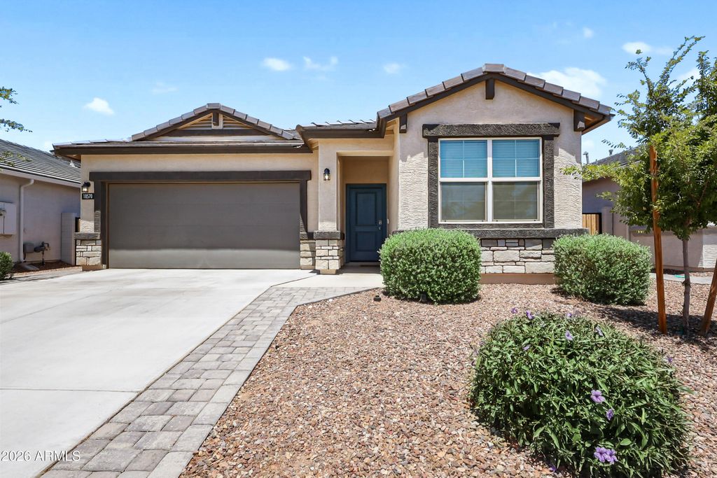 Image 25 of property listing at 18570 W DESERT HOLLOW Drive, Wittmann, AZ 85361