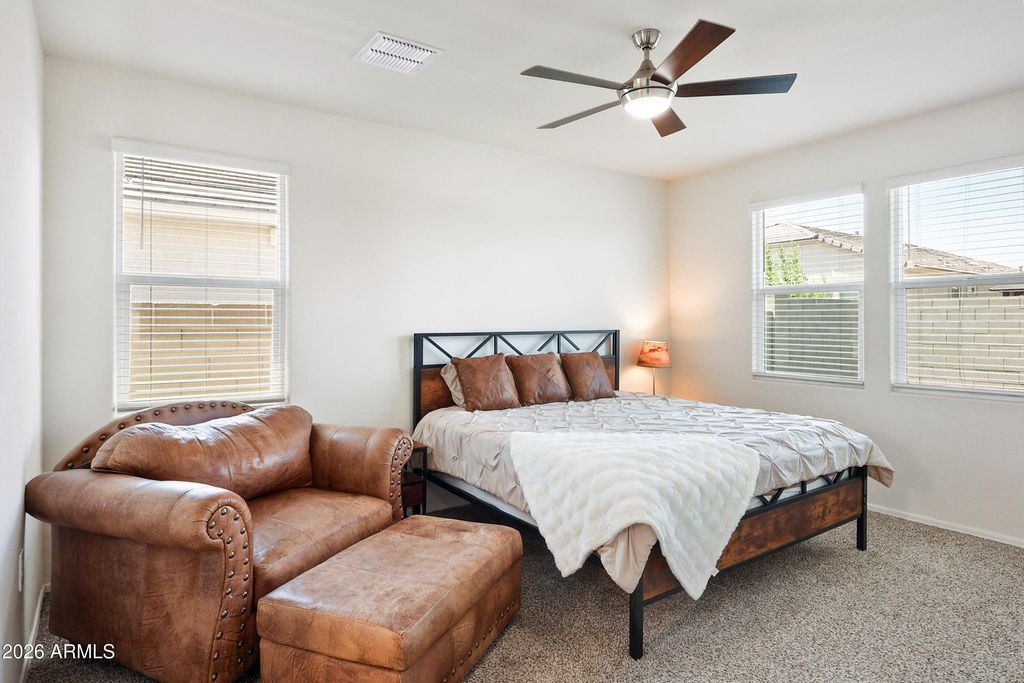 Image 4 of property listing at 18570 W DESERT HOLLOW Drive, Wittmann, AZ 85361
