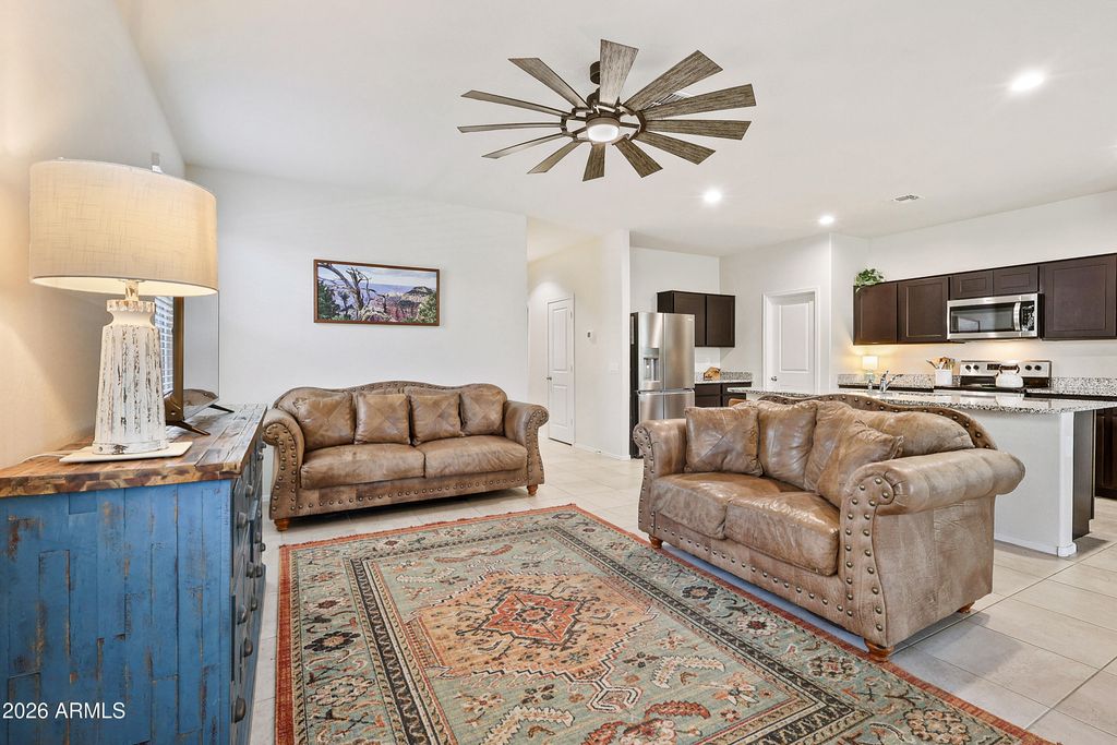 Image 5 of property listing at 18570 W DESERT HOLLOW Drive, Wittmann, AZ 85361